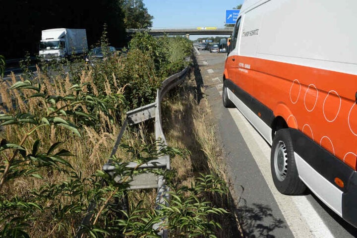 Auch die Mittelleitplanke wurde bei dem Crash in Mitleidenschaft gezogen.