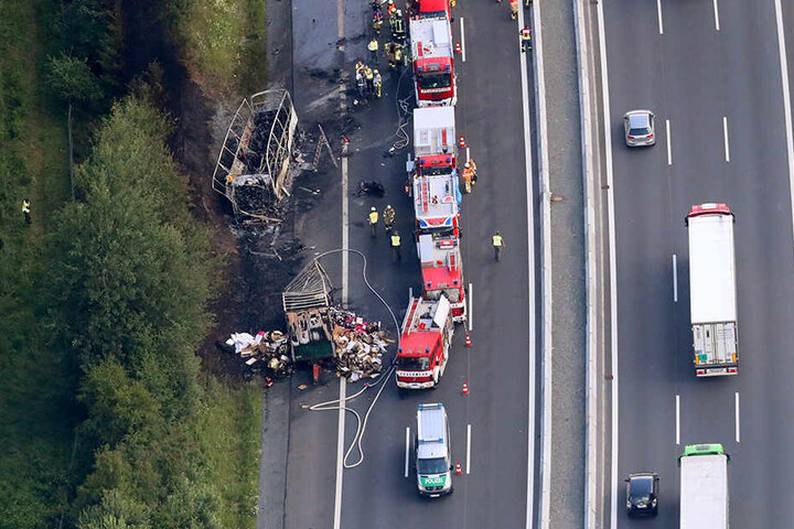 Der Reisebus brannte auf der A 9 bei Münchberg komplett aus. Gaffer behinderten die Rettungskräfte auch hier beim zügigen Vorankommen zum Unglücksort.