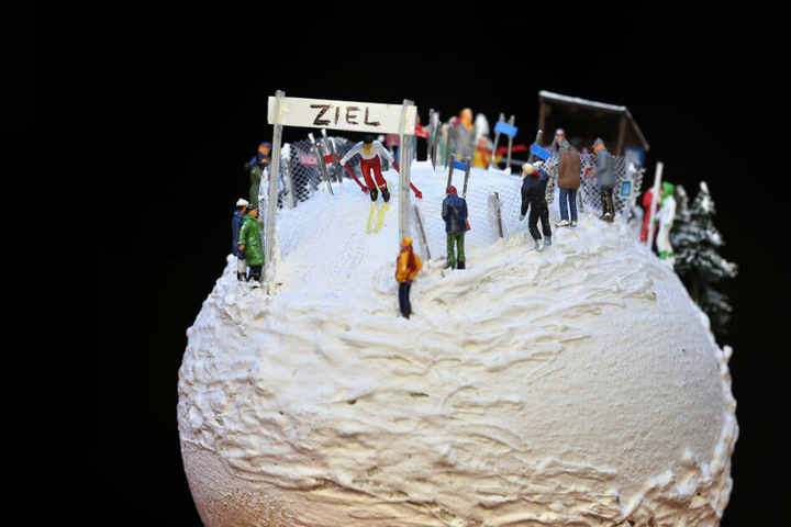 Ein Straußenei auf dem eine Miniatur-Skipiste mit Sportlern und Zuschauern installiert ist, ist im Allgäuer Ostereier-Museum ausgestellt.