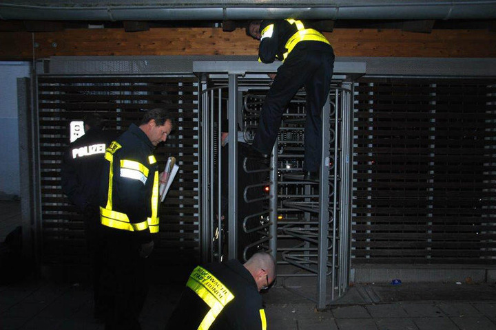 Die Feuerwehr musste den Mann befreien...