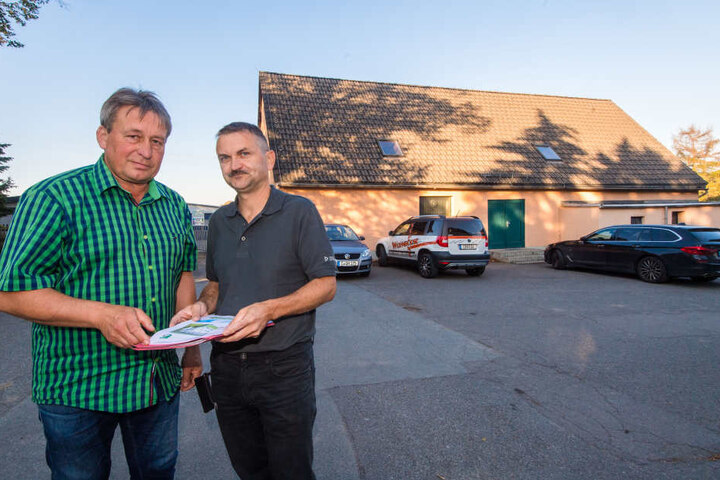 Die Pläne gibt es schon, noch aber müssen Jens Jentzsch (54, l.) und Jan Hopfe (48) vom Sportverein SV 92 auf eine neue Turnhalle in Euba warten.