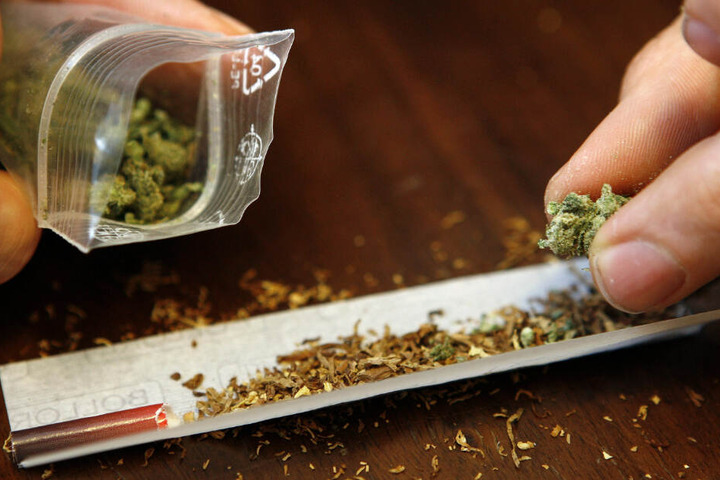 Die erste Portion Marihuana gab's umsonst, danach mussten die Schüler bezahlen. (Symbolbild)