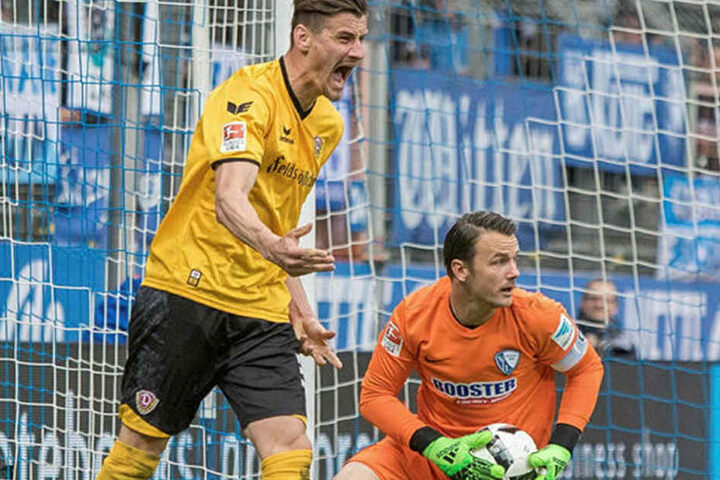 Stefan Kutschke (l.) schreit seinen Frust heraus, nachdem sich Bochums Schlussmann Manuel Riemann den Ball geschnappt hat.
