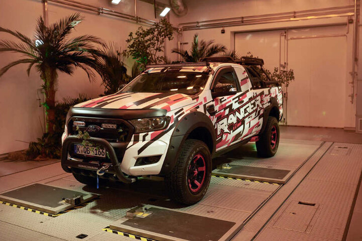 Ein Ford Ranger im neuen Testkanal.
