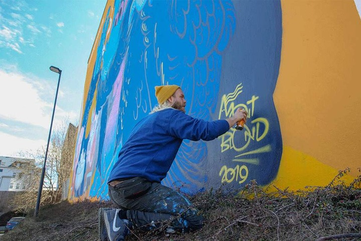 Fertig! Zum Abschluss seiner Arbeit sprüht Simon Rosenow seinen Künstlernamen "Mont Blond" unters Graffiti.
