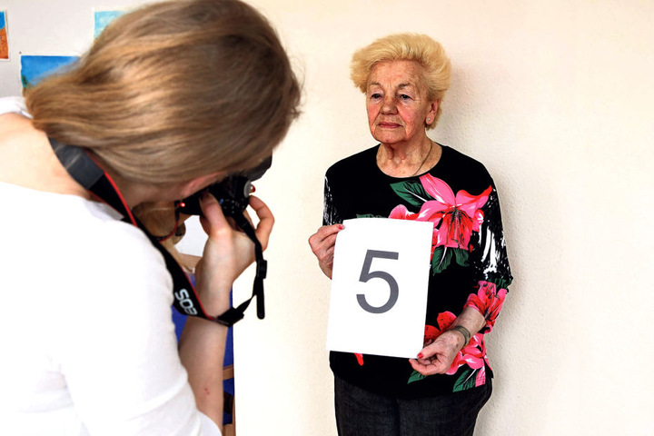 Für ihr Fotoprojekt holt sie sich fortgeschrittene Persönlichkeiten vor die Linse.