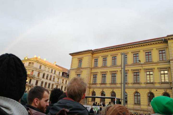 Am dunklen Himmel zeigte sich sogar irgendwann ein Regenbogen.