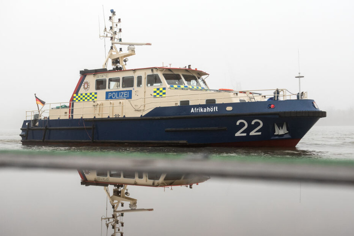 Ein Polizeiboot war zufällig in der Nähe, als ein Segelboot kenterte. (Symbolbild)