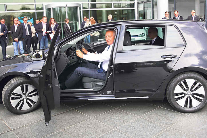 Ministerpräsident Stanislaw Tillich (58, CDU) fuhr im
E-Golf vor der VW-Manufaktur vor: „Berauschend.“