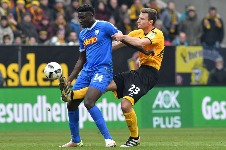 Hier behauptet Peniel Mlapa den Ball vorm Florian Ballas.