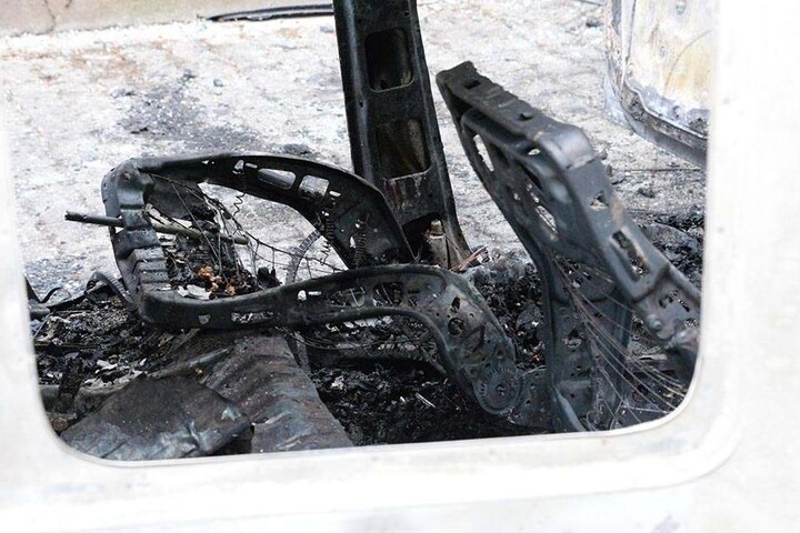 Ein Blick ins Innere des Wagens zeigt, wie zerstörerisch das Feuer war.