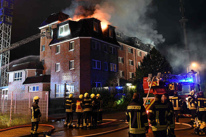 Feuerwehrleute löschten den Brand eines Hotels. Beim Großbrand sind sechs Menschen durch Rauchvergiftungen leicht verletzt worden.