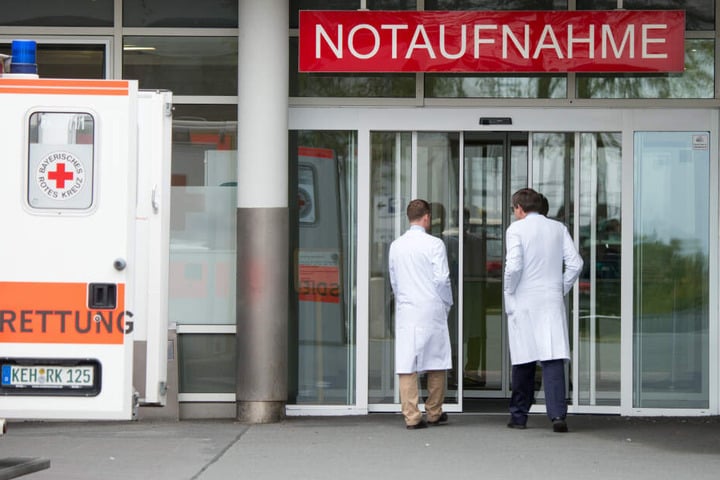 Der Mann wurde schwer verletzt in ein Krankenhaus gebracht. (Symbolbild)