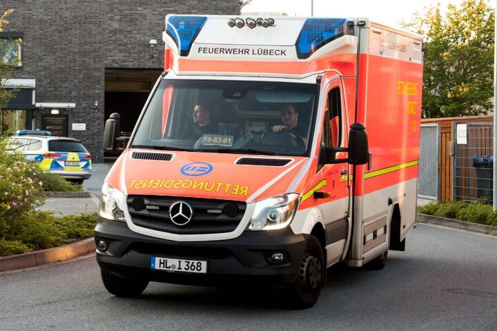 Mit einem Rettungswagen wurde der Feuerwehrmann in ein Krankenhaus gefahren, wo er schließlich starb.
