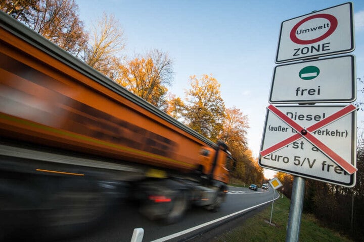 Ein Schild weist auf das Diesel-Fahrverbot in Stuttgart hin.