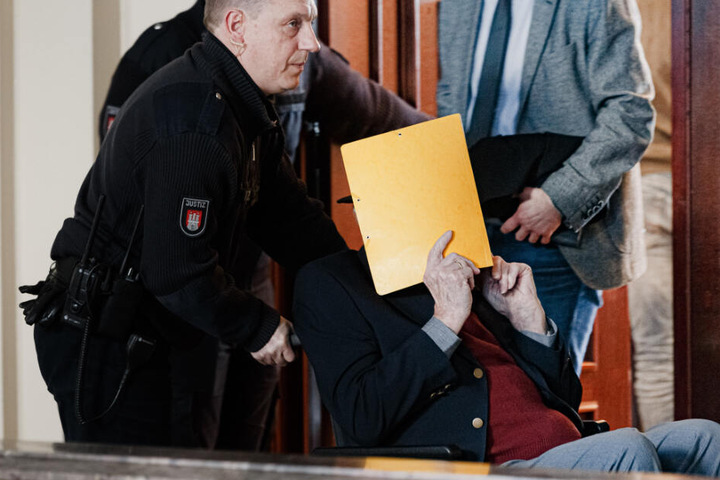 Ein Justizbeamter bringt Bruno D. in den Gerichtssaal. (Archivbild)