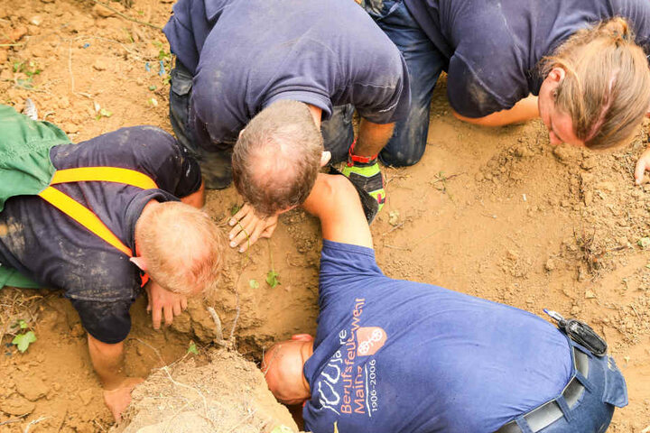 Mit Feuereifer gruben die Feuerwehrleute nach dem kleinen Vierbeiner.