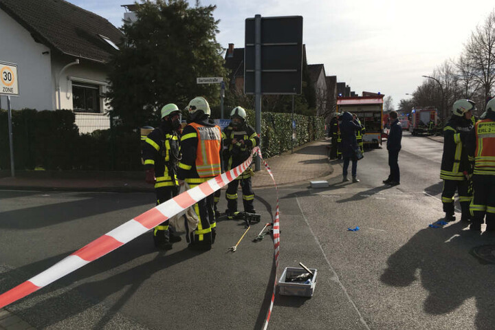 Die gesamte Straße war voller Einsatzfahrzeuge.