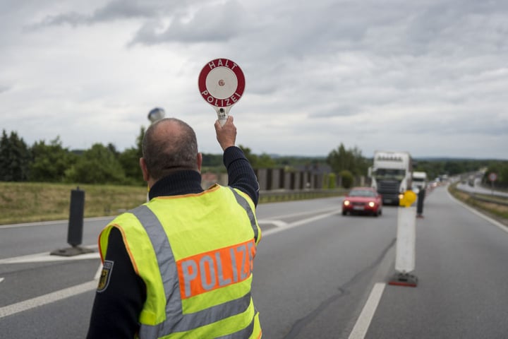 Bis zu 40 Minuten mussten die Autofahrer bei der Einreise nach Sachsen zeitweilig warten.