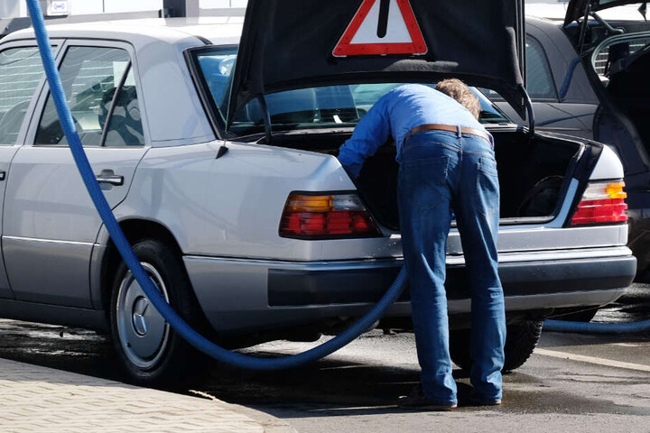 Ein Mann wurde am Kopf verletzt, als er gerade seinen Kofferraum aussaugte. (Symbolbild)