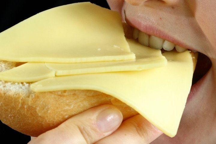 Der Name trügt beim "Halven Hahn". Traditionell besteht er aus einem Roggenbrötchen mit Gouda.