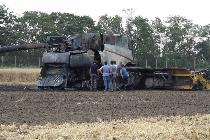 Die Maschine blieb als Totalschaden auf dem Acker zurück.