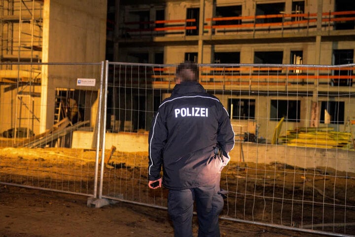 Ein Polizist am Tatort in der Wilhelm-Külz-Straße.
