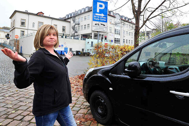 Die Gäste von Doreen Leinert werden nicht nur in ihrer Nachtruhe gestört, die Baustelle verursacht auch ein Parkplatzproblem.