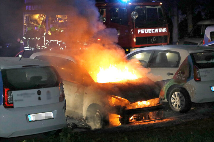 In der Alfred-Neubert-Straße stand ein Auto in Flammen.
