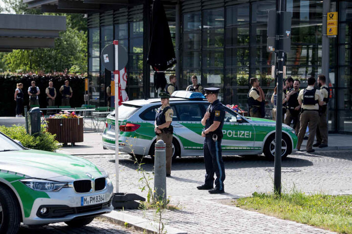 Nach den Schüssen auf die Beamtin rückte ein Großaufgebot von Kollegen zum Tatort aus. Sogar ein Heli kreiste über Unterföhring. Der Bahnhof wurde abgeriegelt.