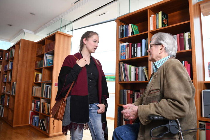 Ihre Mitbewohner sind über 80 Jahre alt. Der Austausch zwischen den Generationen soll vor Depressionen und Demenz schützen.