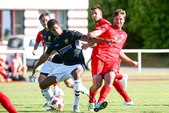 FSV-Sturmbulle Ronny König (r.) blieb ohne Torerfolg.