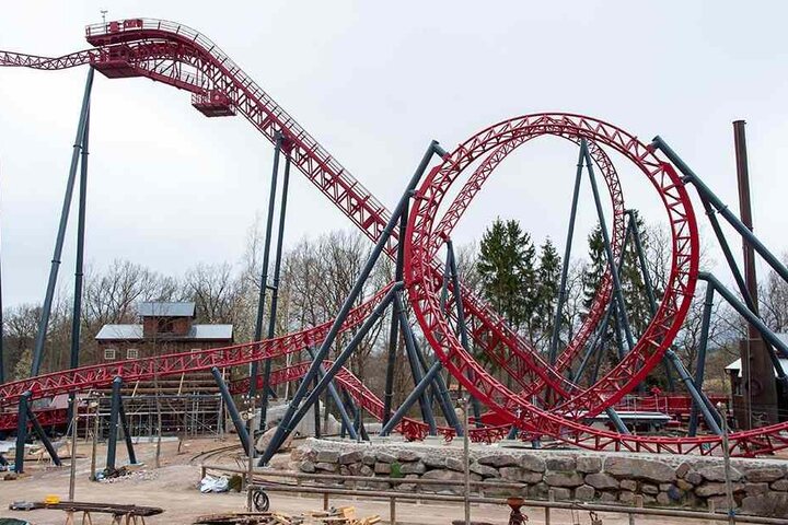 "Dynamite" ist die neuste Attraktion im Freizeitpark Plohn. Mit bis zu 100 km/h ist sie Ostdeutschlands schnellste Achterbahn.