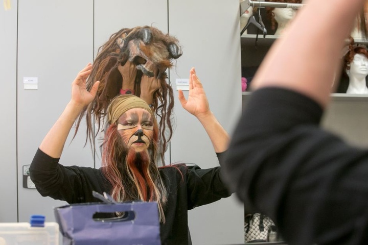 Zeit für die schwere Maske mit der Zottelfrisur. An das sperrige Teil hat
sich Sándor längst gewöhnt.