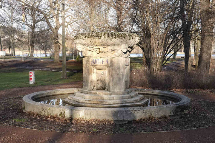 Auch ein Brunnen am Schloßteich wurde beschmiert.