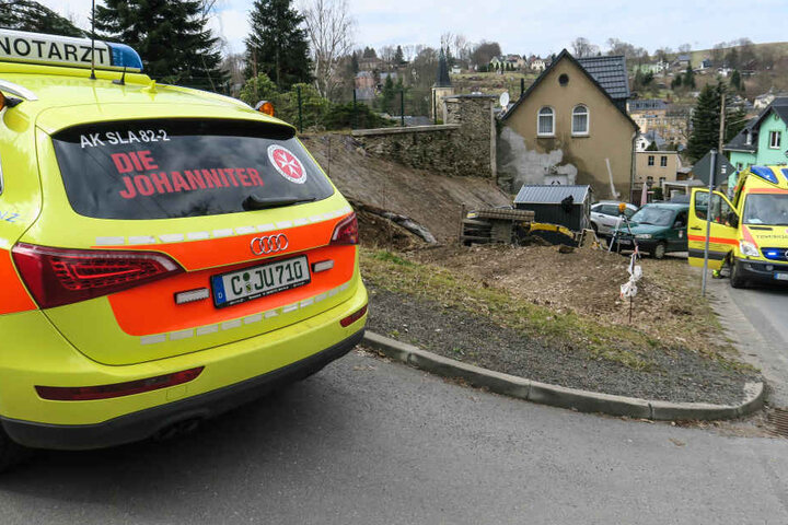 Der Mann wurde verletzt ins Krankenhaus gebracht.
