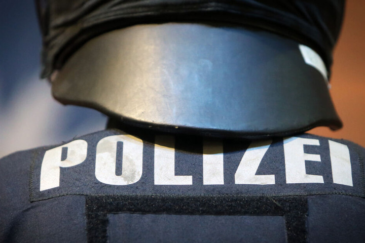 Die Polizei fand die tödlich verletzte Frau in einem Hausflur. (Symbolbild)