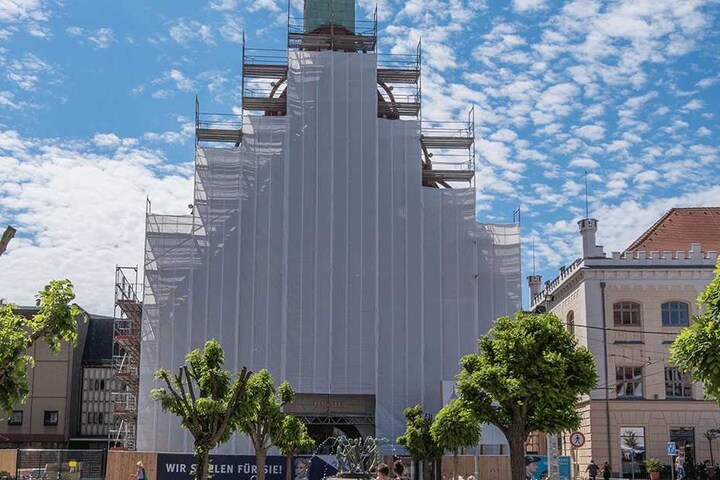 Die historische Fassade das Zwickauer Gewandhauses ist wegen der Arbeiten
derzeit verhüllt.