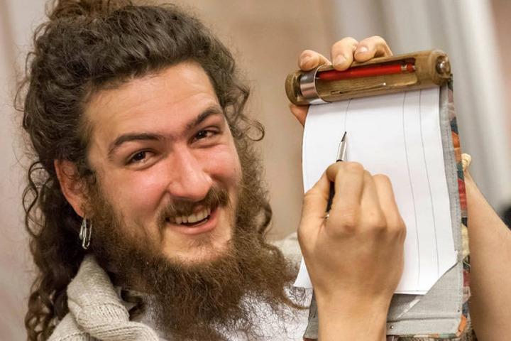 Praktisch: Avo Costa (23) zeigt den Papierhalter aus Stoff und Holz der Firma
„Rollgut“.