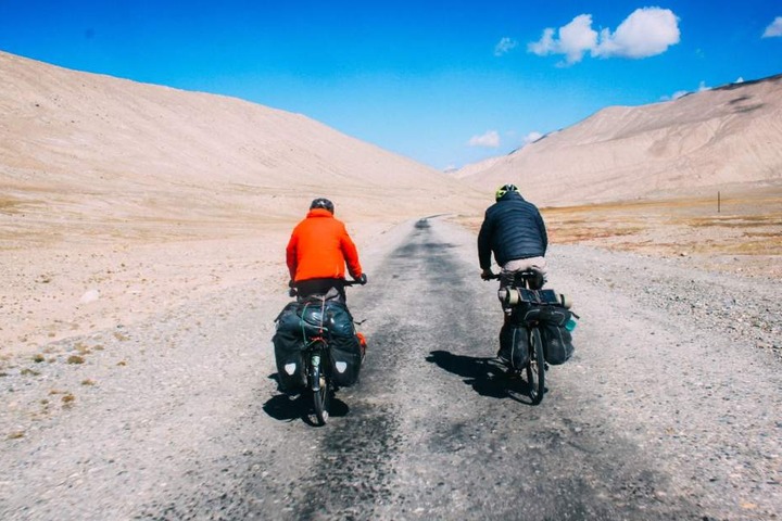 Bei über 50 Grad radelten die Abenteurer im Sommer durch die iranische Wüste in Richtung Provinzhauptstadt Esfahan.