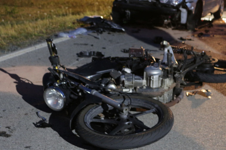 Der 18 Jahre alte Motorradfahrer raste frontal in einen VW Polo.