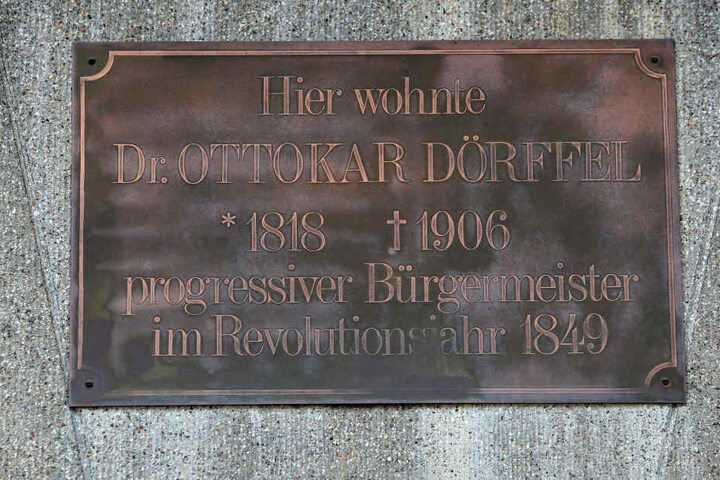 In Glauchau erinnert diese Tafel am früheren Haus des Politikers an ihn.