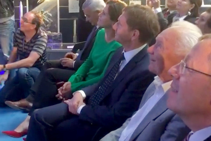 Sigmund Jähn (81, 2.v.r.) und Michael Kretschmer (43, CDU) warten auf die Live-Schaltung zur ISS.