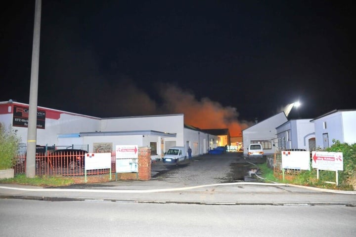 Das Feuer war in einem Gewerbegebiet ausgebrochen.
