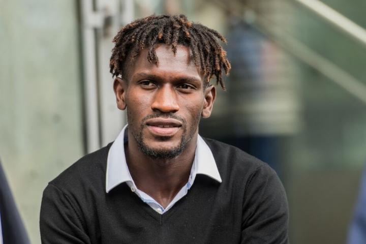 Bakery Jatta sitzt bei seiner Anhörung auf dem DFB-Gelände.