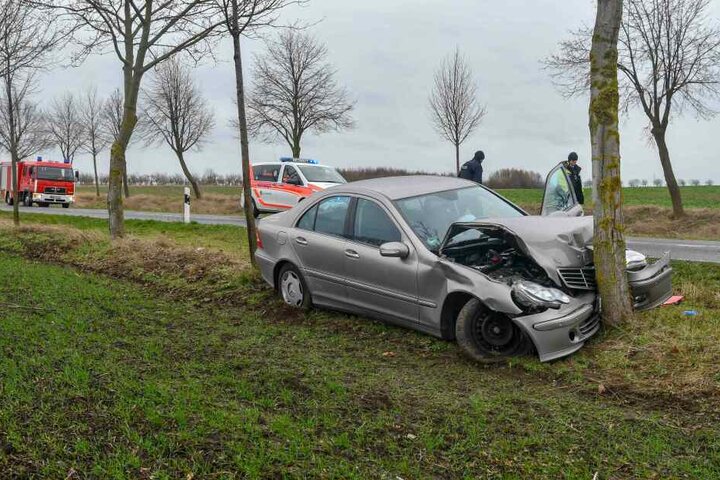 Auf gerader Strecke war das Fahrzeug frontal gegen einen Baum gekracht.