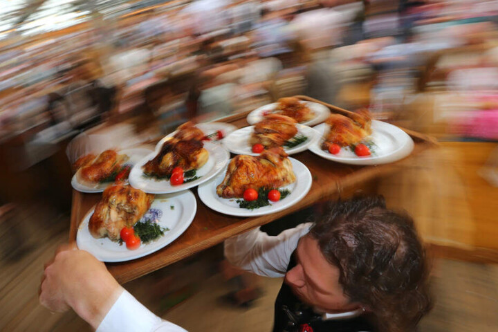 Bier in Strömen, fette Hendl und in der Masse beste Bedingungen für Erkältungsviren: Wie gesund ist ein Oktoberfestbesuch? (Symbolbild)