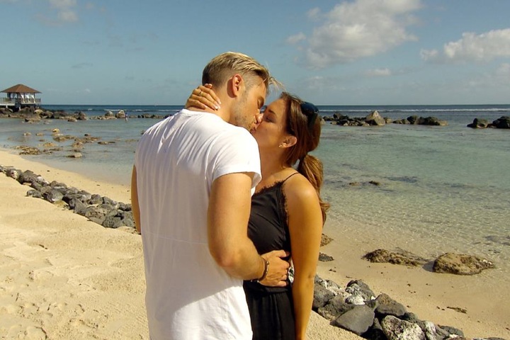 Am Strand von Mauritius kommen sich Jessica und Johannes noch einmal nah.