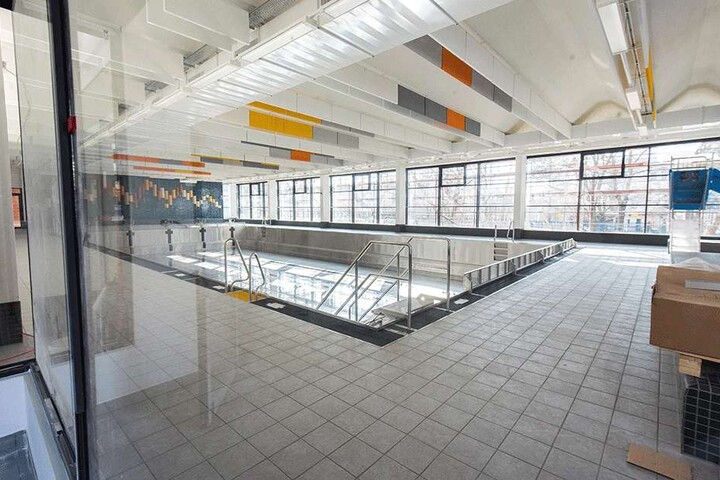 Die Sanierung der Schwimmhalle Gablenz dauert länger als geplant und wird teurer. Am 9. April soll laut Rathaus das Hallenbad wieder öffnen.