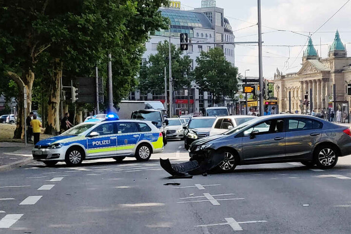 Auf Höhe der Rudolphstraße krachten die beiden Fahrzeuge zusammen.